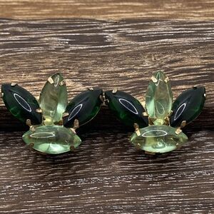 VINTAGE JULIANA STYLE GREEN GLASS CABOCHION GOLDTONE CLIP EARRINGS